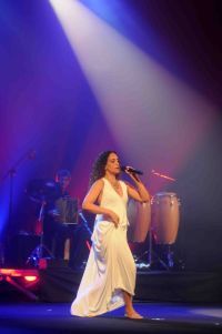 La voz de la cantante israelí Noa sonó en el Teatro de San Bartolomé