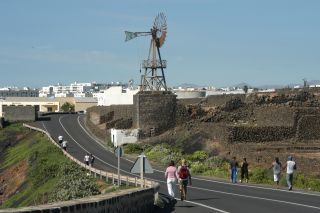 Fabián Martín anuncia que las obras del paseo entre Los Mármoles y Puerto Naos serán adjudicadas antes de fin de año