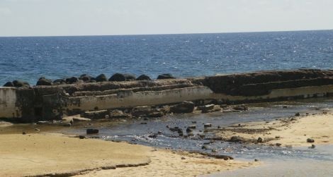 Detenidos cinco inmigrantes con hachís al llegar en zodiac a una playa