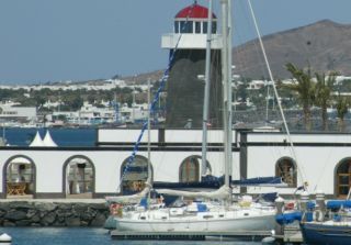 Un hombre atraca un banco a punta de pistola en el puerto Marina Rubicón y consigue llevarse 13.000 euros