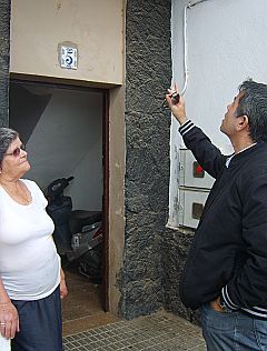 El concejal Víctor San Ginés visitó el barrio de Titerroy para comprobar el estado de las viviendas