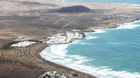 Los vecinos de Famara denuncian que se ha extendido "arena sucia" en la playa de San Juan
