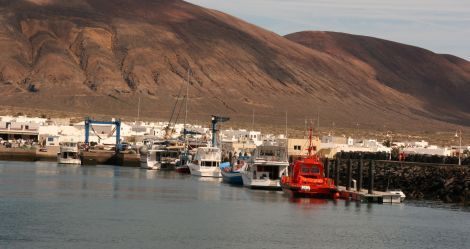 La Guardia Civil detiene a cuatro personas en La Graciosa acusadas de vender cocaína en sus domicilios y dos locales de ocio