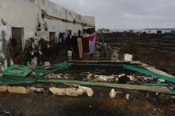 El techo de una vivienda se desploma a causa de la lluvia en la Playa de la Arena