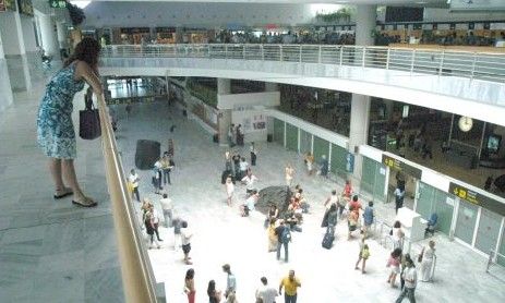 El tráfico de pasajeros en el aeropuerto de Guacimeta descendió un tres por ciento durante el año pasado