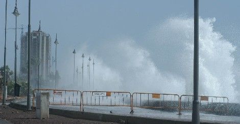 El mar de fondo provoca olas de hasta cinco metros en el norte de Lanzarote y La Graciosa