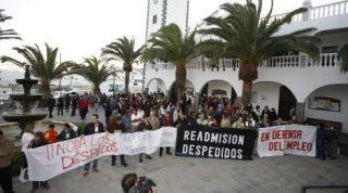 UGT pide la readmisión de los trabajadores a las puertas del Ayuntamiento de San Bartolomé