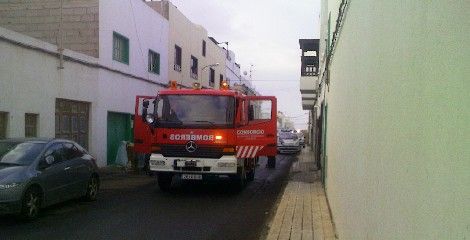 Un vecino apaga el fuego de una vivienda en Argana Baja