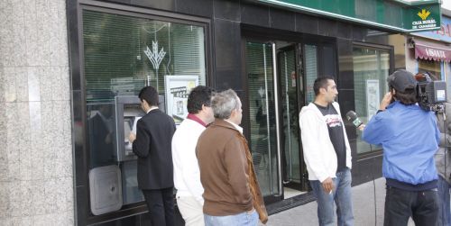 Chains himself to collect a debt