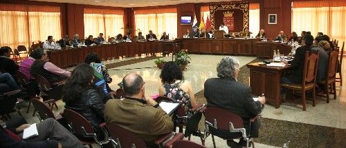 El Cabildo prepara una iniciativa legislativa para regularizar los hoteles que sean "legalizables"