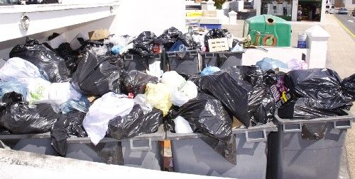 Los recogedores de basuras de Yaiza vuelven al trabajo pero siguen sin cobrar