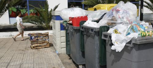 El Ayuntamiento de Yaiza restablece la recogida de basura tras recibir un informe de salud pública