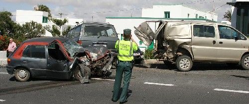 Un conductor empotra su vehículo contra tres coches aparcados en Tinajo