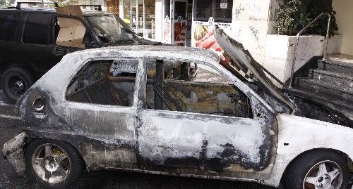 Arden dos coches en la Plaza Simón Bolívar de Arrecife