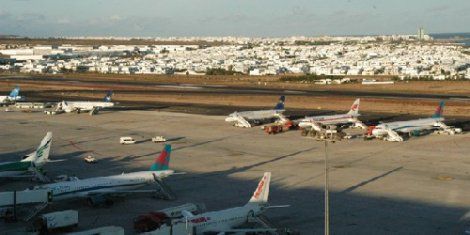 Un centenar de vuelos en Canarias, afectados por la huelga de celo de los controladores aéreos