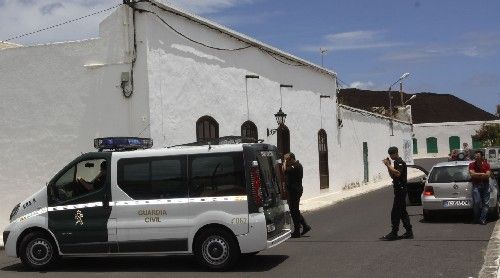 La Guardia Civil traslada a Dimas Martín desde la cárcel a su casa de Guatiza para un registro domiciliario
