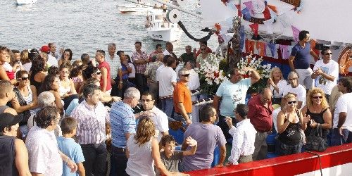 La procesión marítima puso punto y final a las fiestas del Carmen en Valterra