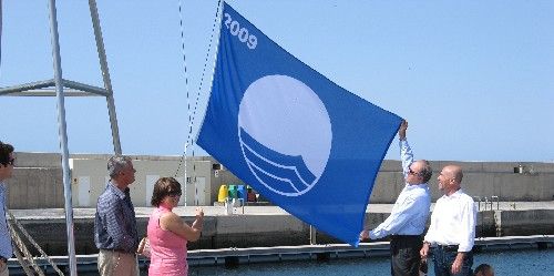 Puerto Calero now flies the blue flag