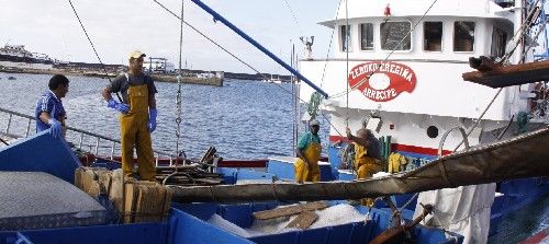 El buque pesquero "Zeruko Eregiña" regresa a casa tras su captura en Azores