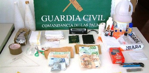 Detenidos dos presuntos estafadores que usaban el timo del billete tintado"