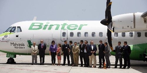 Binter Canarias bautiza uno de sus aviones en Lanzarote con el nombre de Malvasía volcánica
