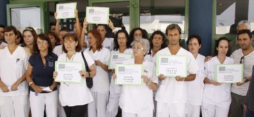 Varios trabajadores del Hospital Molina Orosa se solidarizan con la enfermera criminalizada por la muerte de Rayan