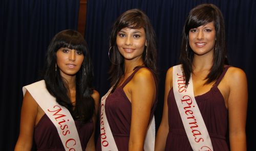 Elegidas Miss Piernas Bonitas, Miss Cabello Bonito y Miss Cuerpo Bonito en la Pregala de Miss Arrecife