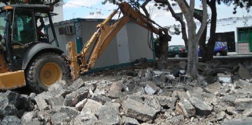 La Asociación Vecinos de Titerroy critica al Ayuntamiento por acometer obras sin respetar las piedras en la Plaza Pío XII