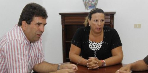 Rita Martín explica al nuevo alcalde los proyectos que ha puesto en marcha el Gobierno de Canarias en Teguise