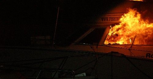 Incendio en una embarcación de recreo amarrada en el muelle de Playa Blanca