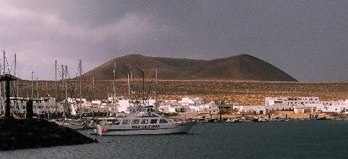El mal tiempo y el fuerte oleaje obligan a suspender las conexiones marítimas entre Lanzarote y La Graciosa