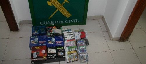 Detienen a un hombre acusado de vender artículos electrónicos pirateados en Puerto del Carmen