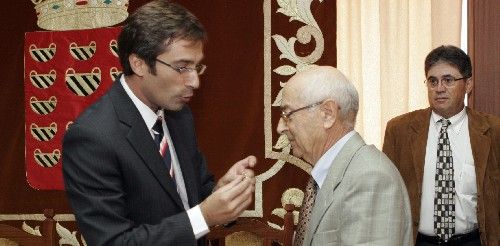 El pleno del Cabildo rinde homenaje a Antonio Berriel