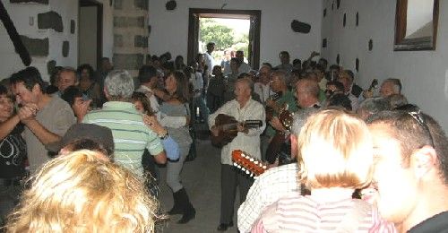 Mucha música, baile y vino de nueva cosecha para festejar a San Andrés