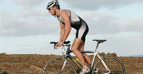 The new Formula 1 world champion, Jenson Button, prepares in Lanzarote