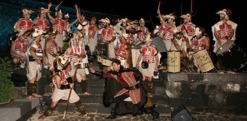 La "rebelión de los majos" toma el Castillo de San Gabriel en la primera noche de Carnaval