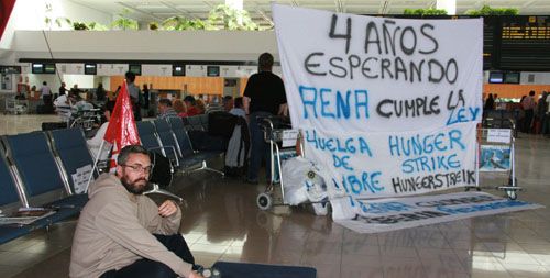 León Fajardo está "satisfecho" por haber logrado la tarjeta, pero sigue decidido a denunciar al director del aeropuerto