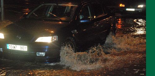 El temporal deja carreteras cortadas, vías inundadas y aljibes y alcantarillas completamente desbordados