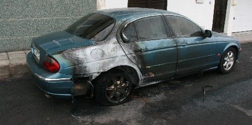 Arden los dos coches de un matrimonio en Argana Alta