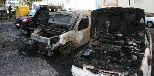 Tres vehículos y una moto calcinados en un nuevo incendio en Arrecife