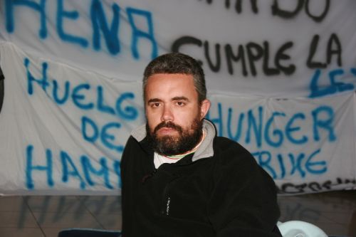 León Fajardo cumple su primera semana en huelga de hambre con siete kilos menos