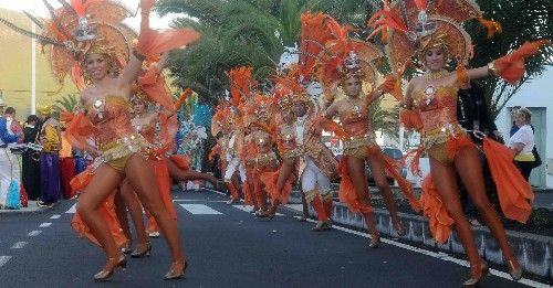Divertida y participativa Cabalgata de Carnaval en San Bartolomé