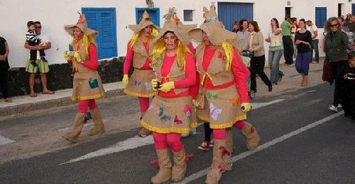 Famara vive la última noche de carnaval de la isla