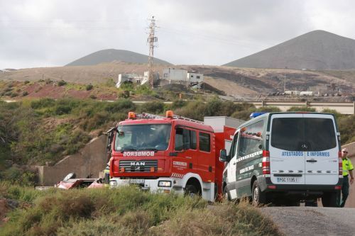 Una mujer fallecida y un menor herido tras el vuelco de un vehículo