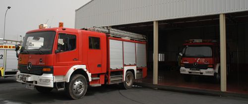 Los bomberos intervienen en un incendio en un garaje de Puerto del Carmen