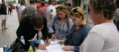 Los trabajadores del servicio de guaguas recogen firmas contra la privatización