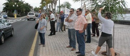 Los trabajadores de guaguas protestan ante el Ayuntamiento de Arrecife contra lo que consideran que es un "pelotazo"