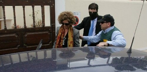 El juez decide mantener incomunicada a María Isabel Déniz y a otros detenidos y la operación continúa abierta