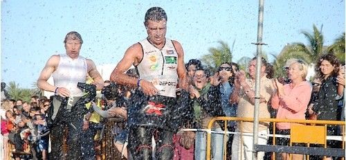 Hillary Biscay y Stephen Bayliss, los primeros en salir del agua del Ironman Lanzarote 2010