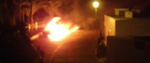 Arden dos vehículos en Puerto del Carmen